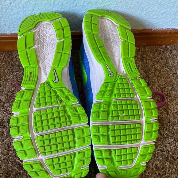 Women’s Nike’s - Picture 2 of 4